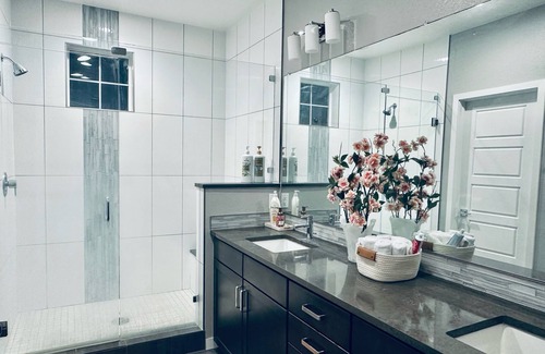 Westridge House | New Modern Home.10 Guests. CO-470 in 2-mins