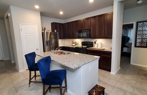 Converse House | New Modern home only 11 miles from Downtown and the Pearl Brewery!