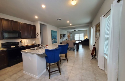 Converse House | New Modern home only 11 miles from Downtown and the Pearl Brewery!