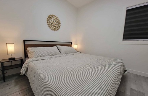 Fort Gary House | New Modern Home with 2 King Size, 1 Queen Size Bed
