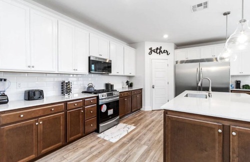 Roosevelt House | New Modern Home with Games and More! Near Airport!