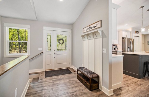 Free Soil House | New & Modern Lakefront Home-Peaceful Haven