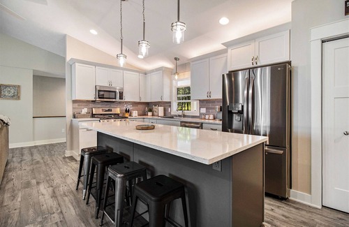 Free Soil House | New & Modern Lakefront Home-Peaceful Haven