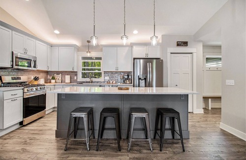 Free Soil House | New & Modern Lakefront Home-Peaceful Haven