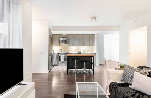 Downtown Eastside Apartment | New Modern, Large 1 Bedroom, 1 Bathroom + Work Space