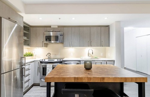 Downtown Eastside Apartment | New Modern, Large 1 Bedroom, 1 Bathroom + Work Space