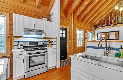 Warren House | NEW! Modern Log Cabin with Skiing & Work-Friendly Setup