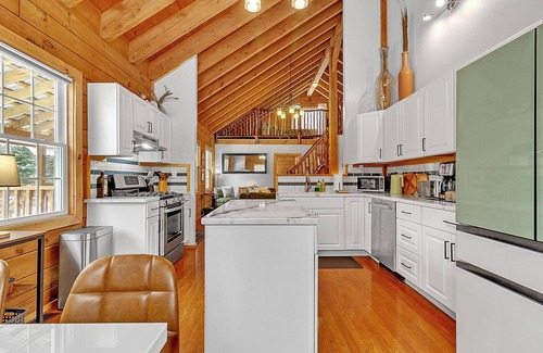 Warren House | NEW! Modern Log Cabin with Skiing & Work-Friendly Setup
