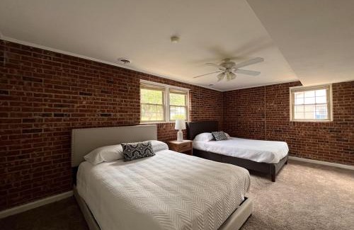 Greenville - Spartanburg House | New Modern Lux Large Home 10MIN Downtown Sleeps 12