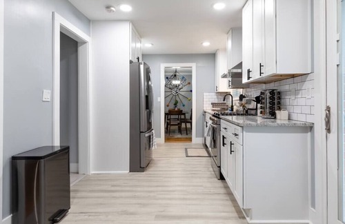 Decatur House | NEW! Modern Luxury w/Pool Table 3BR/5BD Sleeps 10