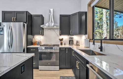 Paradise Estates House | New! Modern Mountain Getaway w/Fireplace & Hot Tub