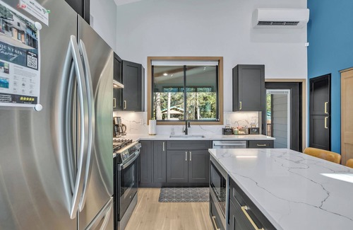 Paradise Estates House | New! Modern Mountain Getaway w/Fireplace & Hot Tub