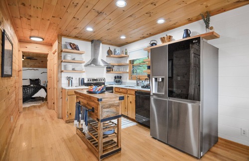 Morganton Cabin | *NEW* Modern Rustic Cabin w/AMAZING views! Hot Tub, 2 King Suites, Pet Friendly