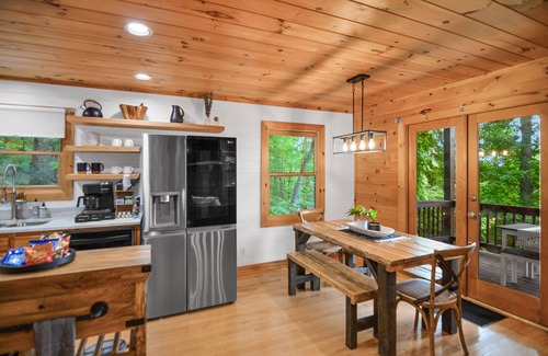 Morganton Cabin | *NEW* Modern Rustic Cabin w/AMAZING views! Hot Tub, 2 King Suites, Pet Friendly