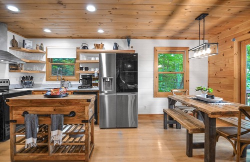 Morganton Cabin | *NEW* Modern Rustic Cabin w/AMAZING views! Hot Tub, 2 King Suites, Pet Friendly