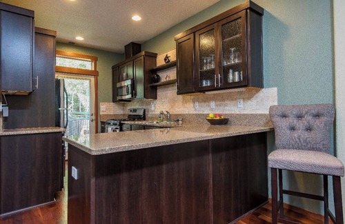 Lair Hill House | New: Modern Townhouse 3 bdr by OHSU, River, downtown