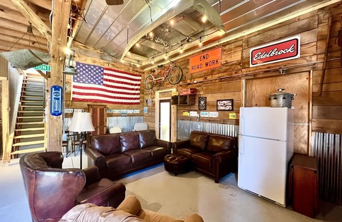 Blairsville House | NEW Modern upstairs barn loft