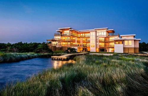 Salvo Villa | New Modern Waterfront Home w Saltwater Pool