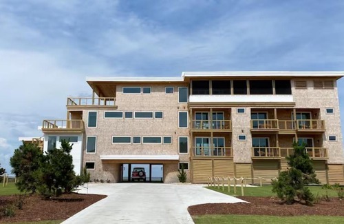 Salvo Villa | New Modern Waterfront Home w Saltwater Pool