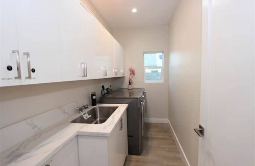 San Bernardino House | New & Modern with Accessibility-Family Friendly