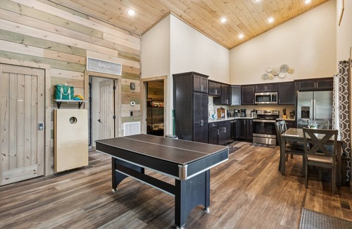 Sevierville Cabin | NEW! Mountain Cabin Getaway Jacuzzi & Stunning Views