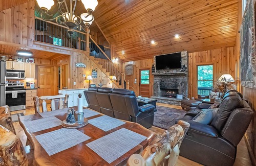 Cleveland Cabin | NEW! Mountain Getaway with Hot Tub & Game Room