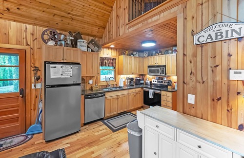 Cleveland Cabin | NEW! Mountain Getaway with Hot Tub & Game Room