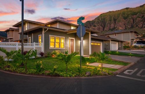 Makaha Valley House | New Mountainside Home Near Spectacular Beaches