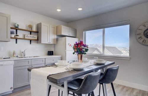Bozeman Condo | NEW Movie Madness | Mountain Views | Shuffleboard