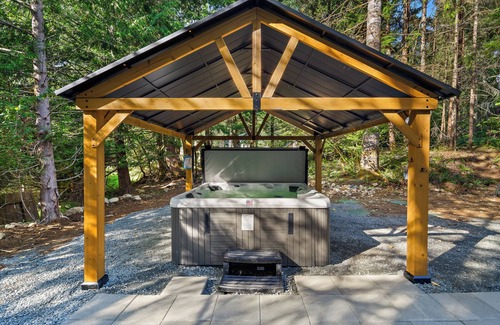 Paradise Estates Cabin | New Mt. Rainier Cabin-Hot Tub-WiFi-Fireplace