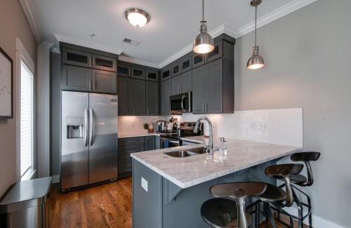 Nashville Apartment | New Nashville Condo with 2 King beds walk to bars
