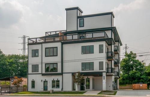 Nashville Apartment | New Nashville Condo with 2 King beds walk to bars