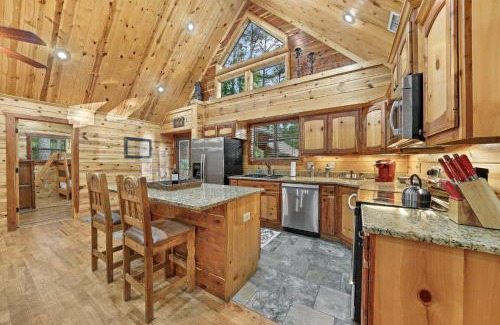 Broken Bow House | New Near Casino Cabin Hot tub Fire Pit