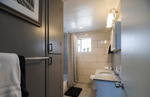 Sunnyside House | NEW! New Year’s Compound: Hot Tub & Game Room- 420ok! Sleeps 20