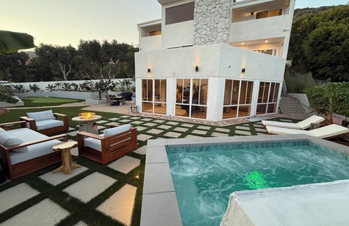Western Malibu House | NEW! Ocean View Malibu Modern Home w/Mini Golf & Spa