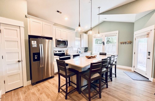 Corolla Light Condo | *New* Oceanside,Pool,Walk 2 the beach,No Stairs