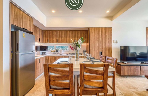 Las Glorias Apartment | New Oceanview Condo with Beach - Pools - Gym