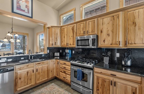 Southern Crossing House | New! Old Mill Lookout–Mountain Views, Fireplace & Walk to Hayden Amphitheater