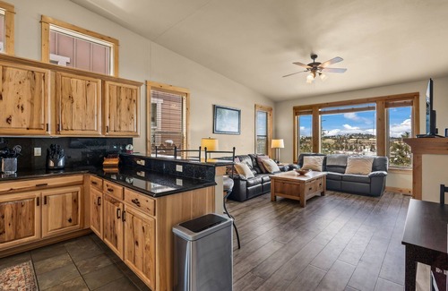 Southern Crossing House | New! Old Mill Lookout–Mountain Views, Fireplace & Walk to Hayden Amphitheater