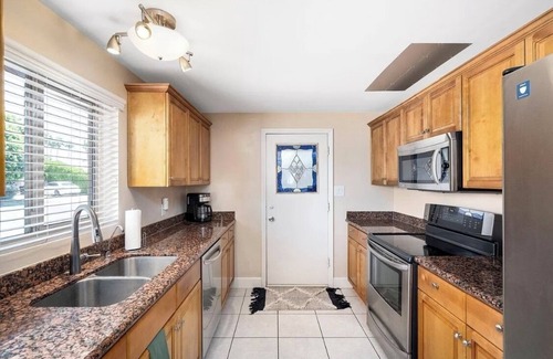 Entertainment District House | NEW Old Town Oasis, Putting Green, Walk to Downtown