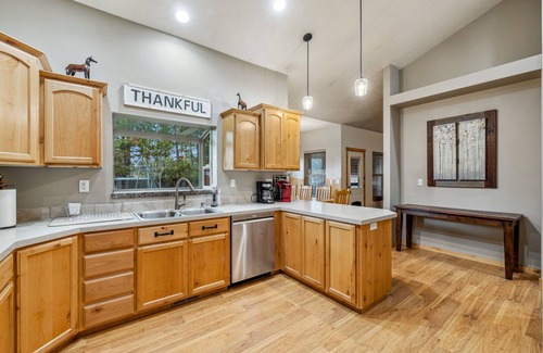 Donnelly House | New! Our Piece of Idaheaven - Hot tub - Pet ok- Fenced yard - Garage - Patio