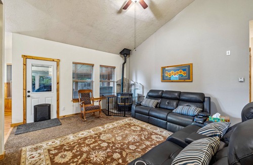 Donnelly House | New! Our Piece of Idaheaven - Hot tub - Pet ok- Fenced yard - Garage - Patio