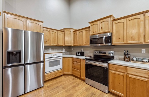 Donnelly House | New! Our Piece of Idaheaven - Hot tub - Pet ok- Fenced yard - Garage - Patio