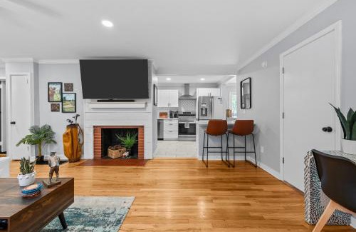 Downtown House | New Owners! Downtown Corner Cottage-Pet Friendly