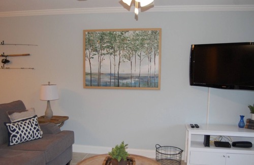 Alexander City Condo | New Owners/Newly Furnished/New Paint-Lake Martin Condo on the Water in Alex City
