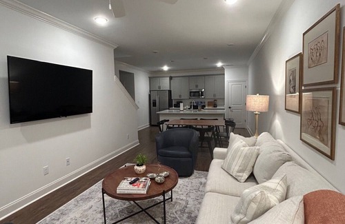 Oxford House | New Oxford Townhome Minutes from Campus and The Square!