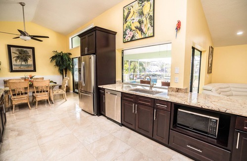 Apollo Beach House | New Palm Tree III - Free Heated Pool/Spa (Kayaks, Paddle boards, and bikes)