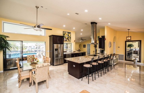 Apollo Beach House | New Palm Tree III - Free Heated Pool/Spa (Kayaks, Paddle boards, and bikes)