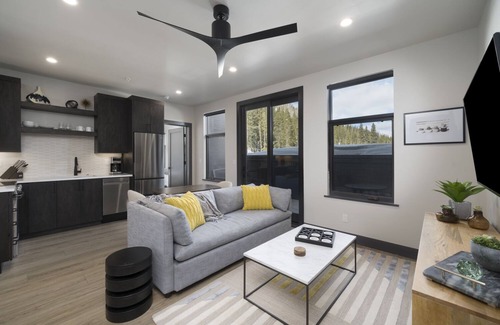 Breckenridge Condo | New! Park Ave Flat 3, Brand new Luxury Condo, Minutes to Everything!