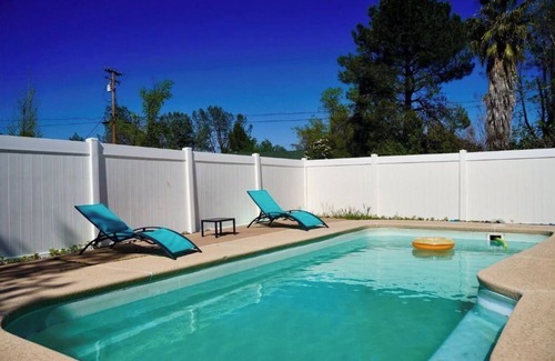 Redding House | ✨ *NEW* Peaceful Modern Retreat w/BBQ 🍗 Pool 🌊 Foosball ⚽️